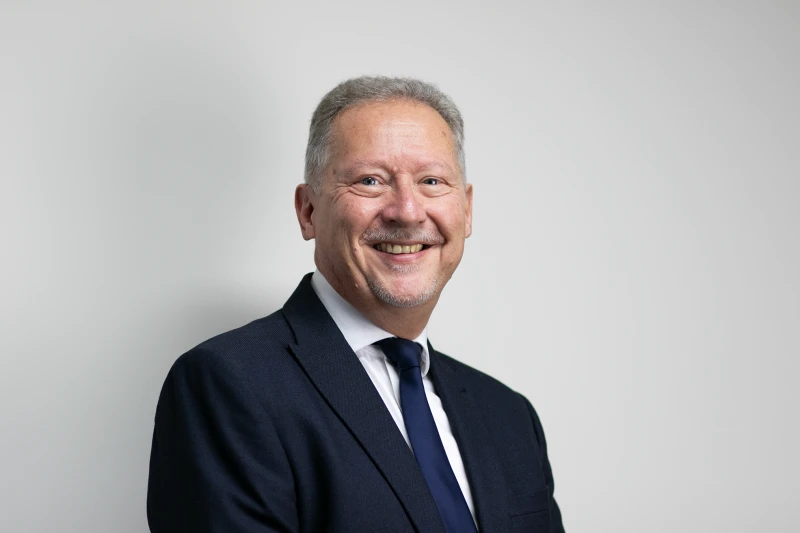 Andrew Santer - Csoportszintű pénzügyi igazgató